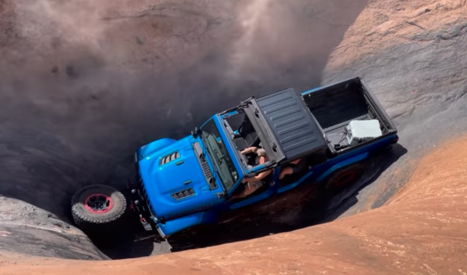  Jeep Gladiator Spectacularly Loses Wheel At Devil’s Hot Tub