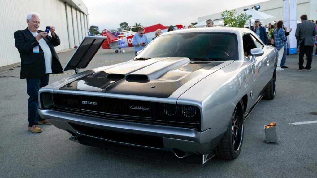  This Dodge Challenger Hellcat Makes Its Best Impression Of An Old Charger